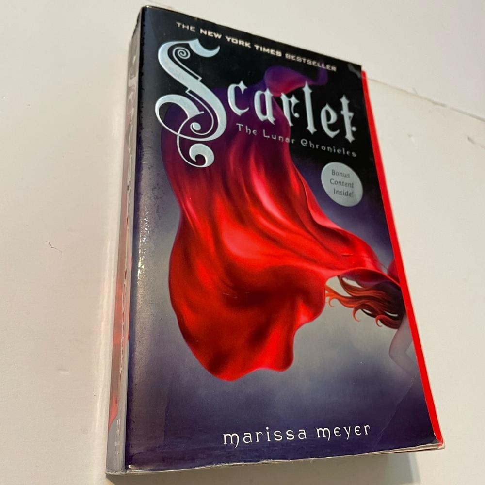 Scarlet (The Lunar Chronicles) by Marissa Meyer Book Paperback